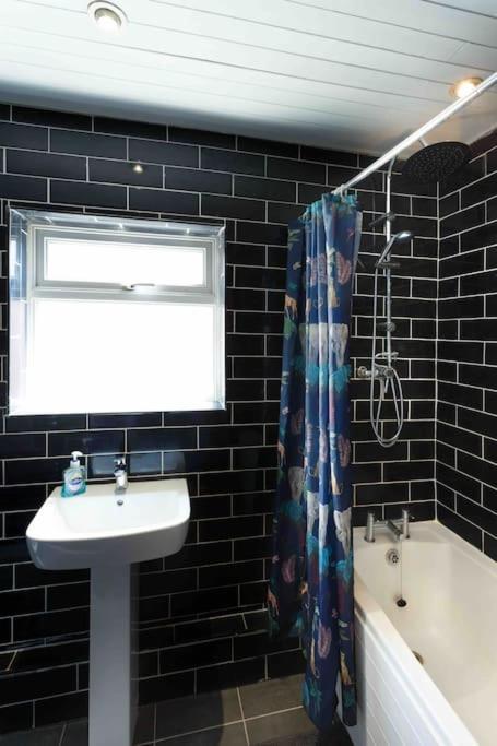 Chester/Handbridge Sleeps 9 + Netflix Hough Green Exterior foto